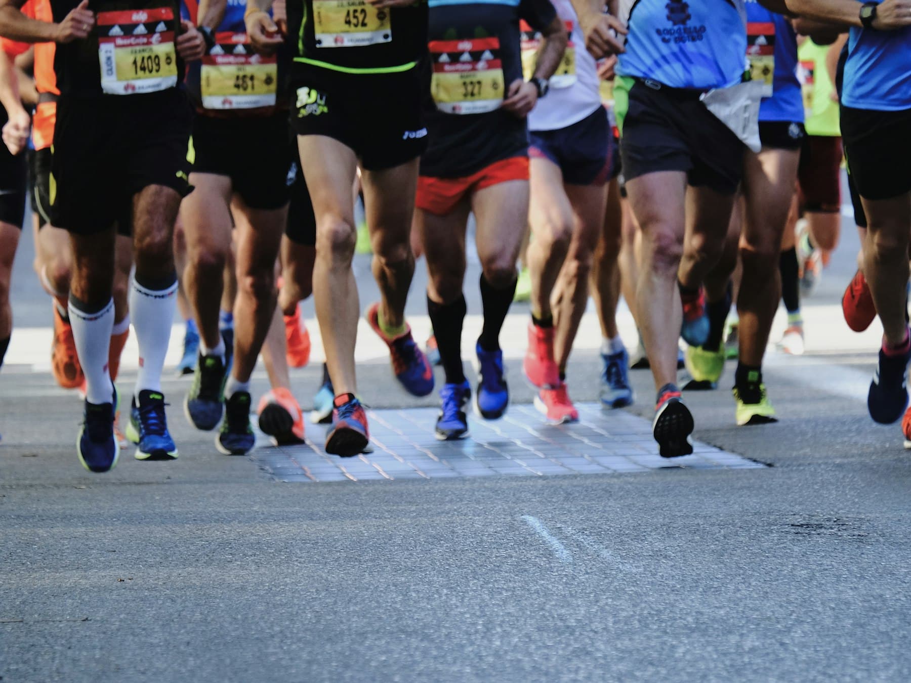ロードレースで集団になって走るランナーたちの脚